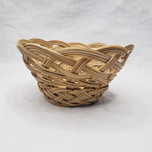 19 Mini Woven Bamboo Baskets - Picture 2 of 4